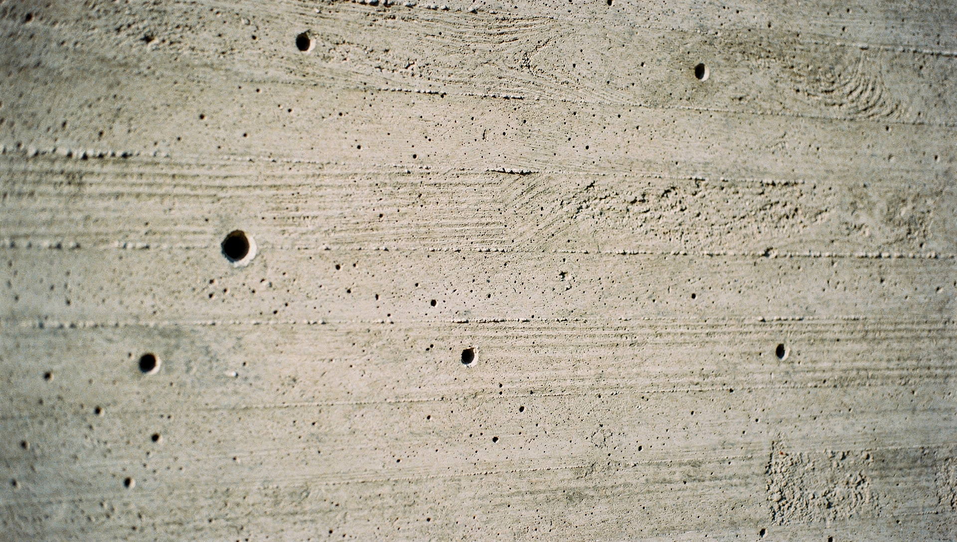 Sichtbeton mit der Maserung der Brettschalung und den Ankerlöchern